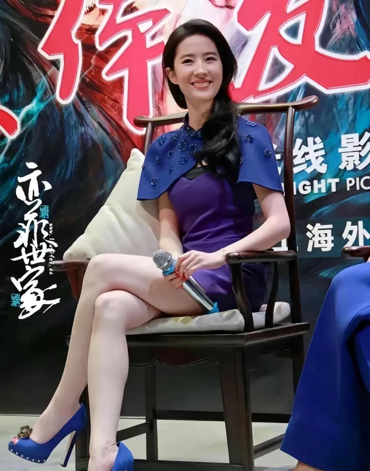 当明星真不容易，看看她的高跟鞋有多高，估计有20cm吧[捂脸哭]