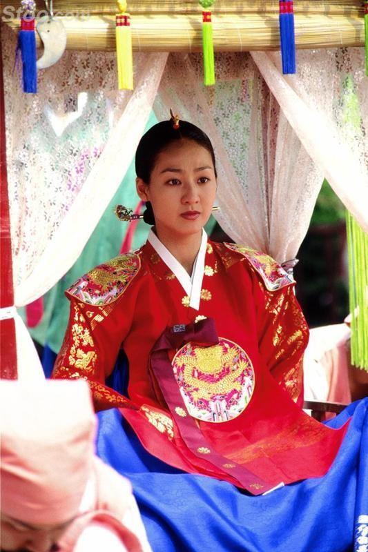 袁世凯年轻时，在朝鲜国混成了“太上皇”。有野史记载，朝鲜国王妃闵妃为了与袁世凯暗