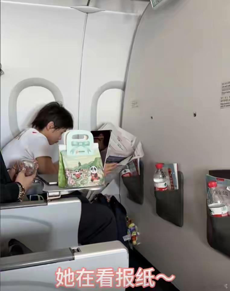 全红婵赛后低调回京！坐经济舱看报纸玩游戏，书包挂满乌龟像进货​​​