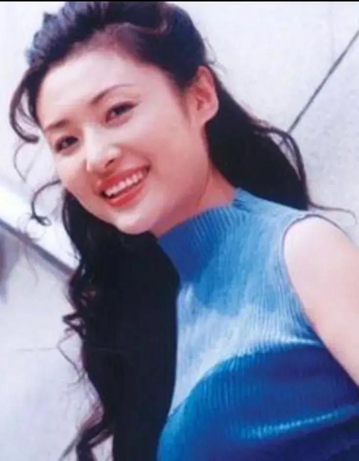 倪萍最大的特质，是演员底色带来极强的共情力，她和周涛，董卿对比；周涛是庄重稳妥，