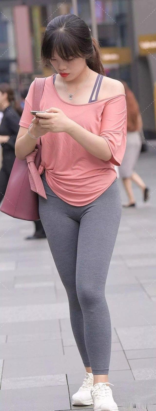 元气少女穿搭指南👗👠👟，粉色上衣+灰色紧身裤，轻松出街！💕👀📱