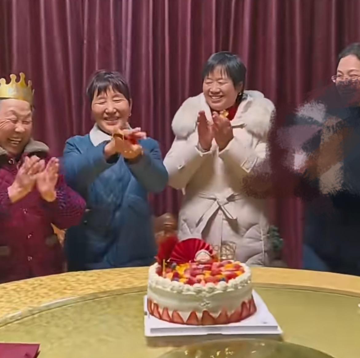 这是大智慧！2月18日，安徽安庆80岁老人将自己戴了大半辈子的金手镯熔炼后打成五