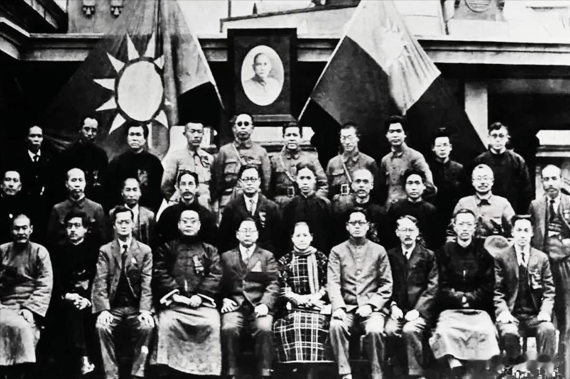 当时毛主席的地位已很高了！这张照片故事告诉我们，毛主席不是为了自己的荣华富贵，九