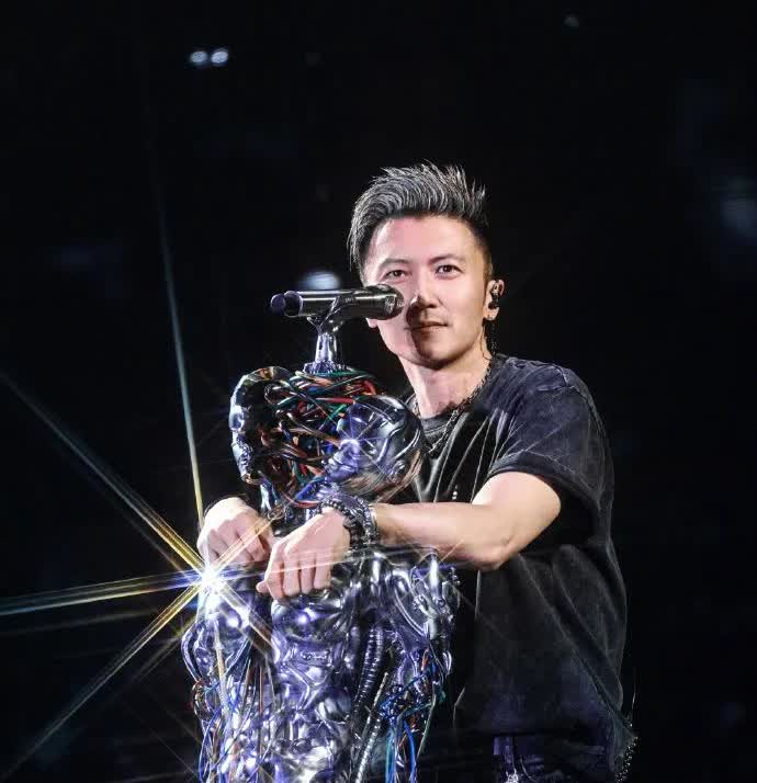 谢霆锋都出来开演唱会了！背后的商业价值不简单啊！普通歌手更是望尘莫及！