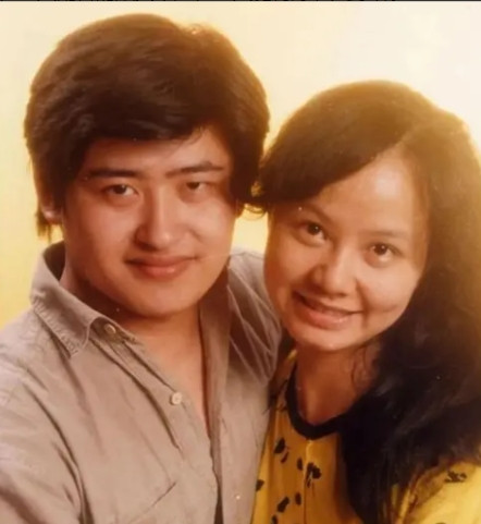 1988年，24岁的刘欢和湖南主持人卢璐恋爱了，9天后，刘欢就向卢璐求婚。但是没