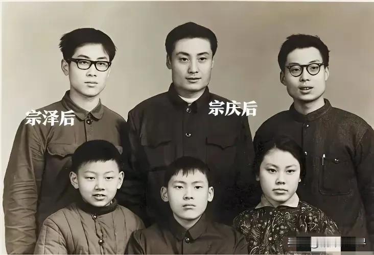 真没想到宗庆后的亲弟弟宗泽后年轻时这么帅！比哥哥宗庆后帅多了，而且还戴着眼镜，一