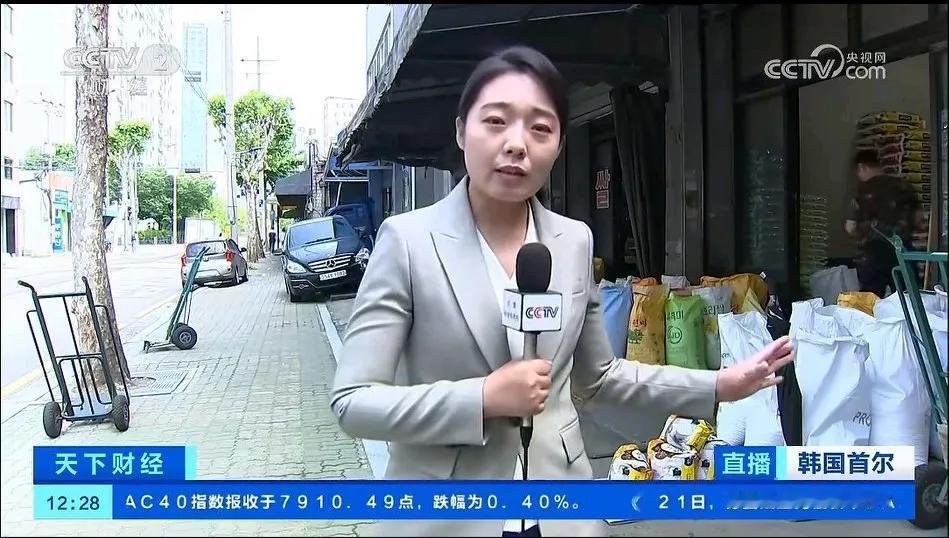 日本米价涨上天了。日本人开始从韩国带米回家了。问题是韩国大米也不便宜，20k