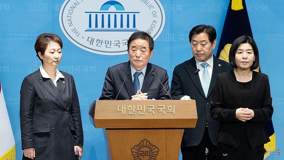 23日，韩国执政的共同民主党李彦周、黄明宣、姜得求三名最高委员召开记者会炮轰党首