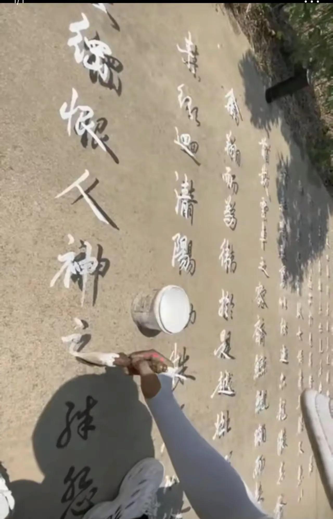 “终于火到央视了！”河南周口，一名男子大热天在家闲的没事干，他不去上班，也不待在