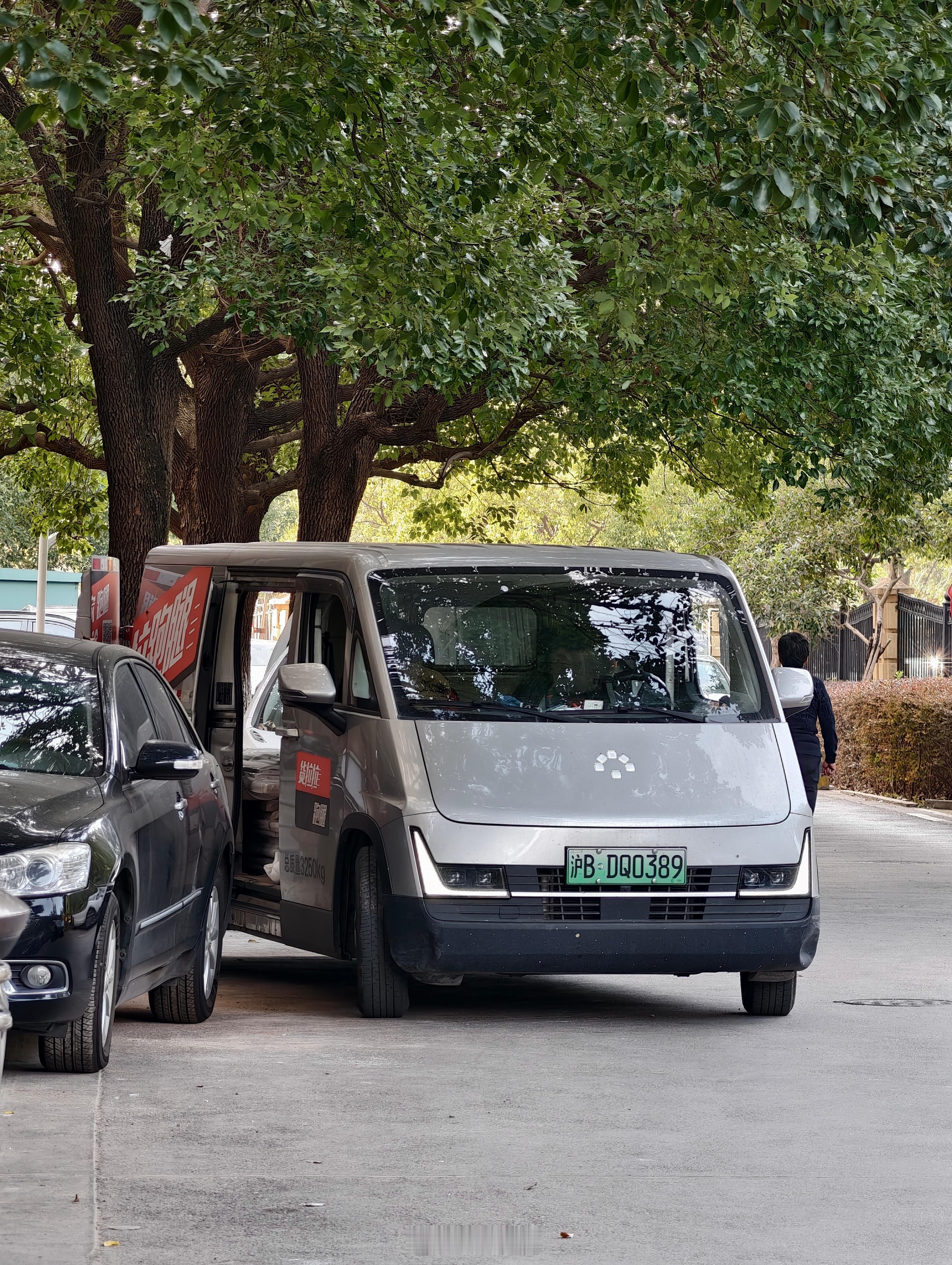 现在的新能源货车设计也越来越有个性了