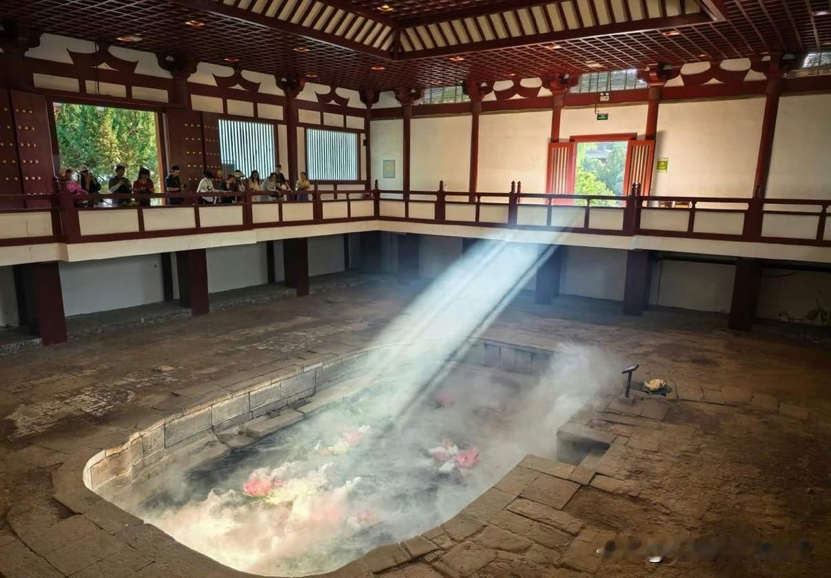 相信很多参观过华清池的人，都会对那个光秃秃的池子感到失望，所以就有网友建议，可以