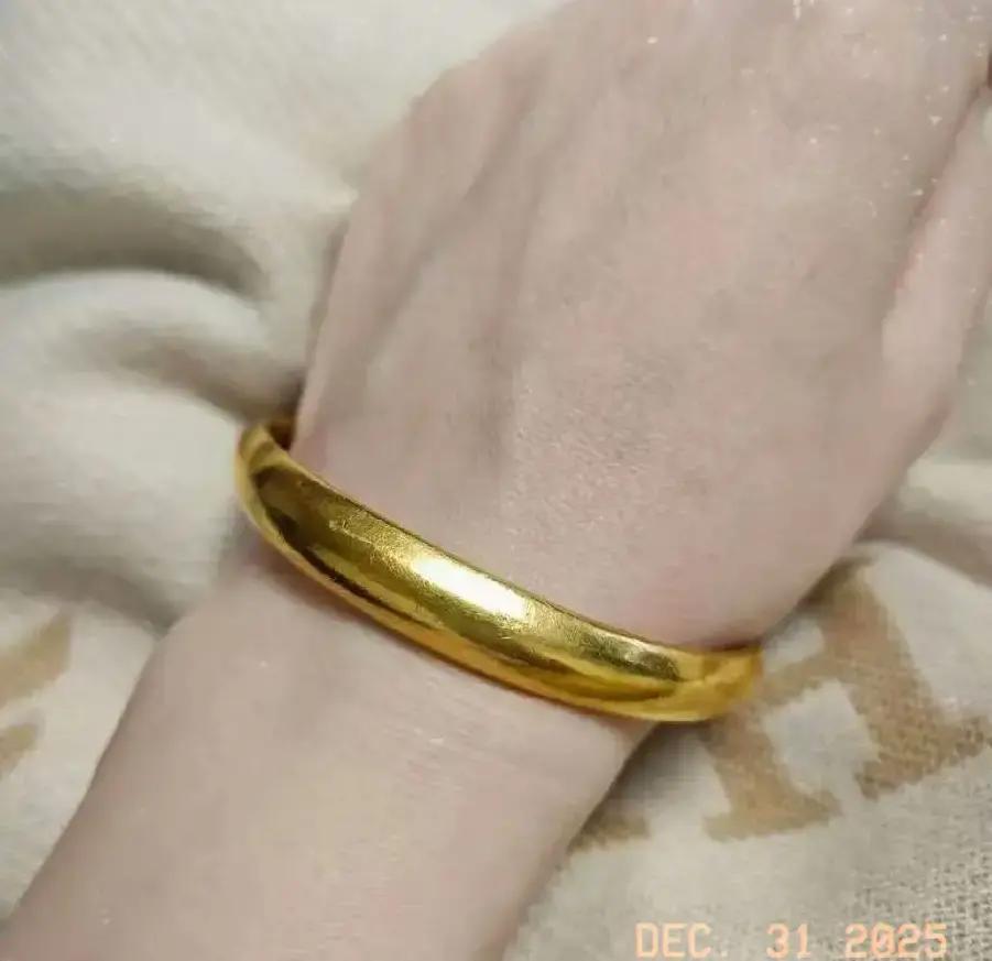 5万手镯压抽屉十年前，花一万四买下的50克金镯，现在回收站喊价五万三。我戴
