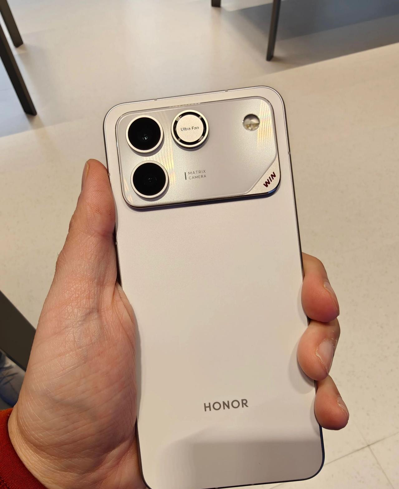 荣耀WINRT上手体验，说下小编真实感受①10000毫安电池、希望能做到两天