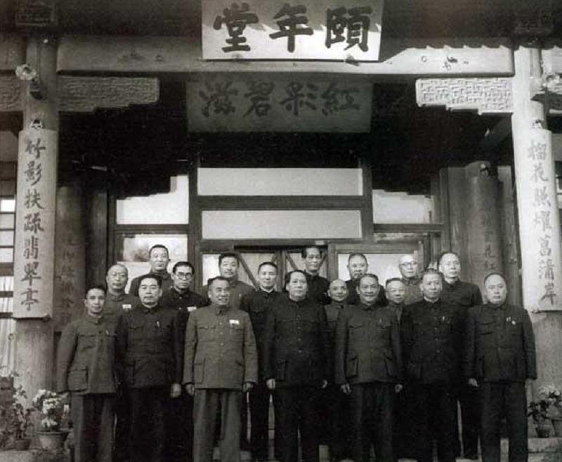 1949年毛主席设宴招待起义人员，拟名单时特意叮嘱：千万别忘了我那个小同学！