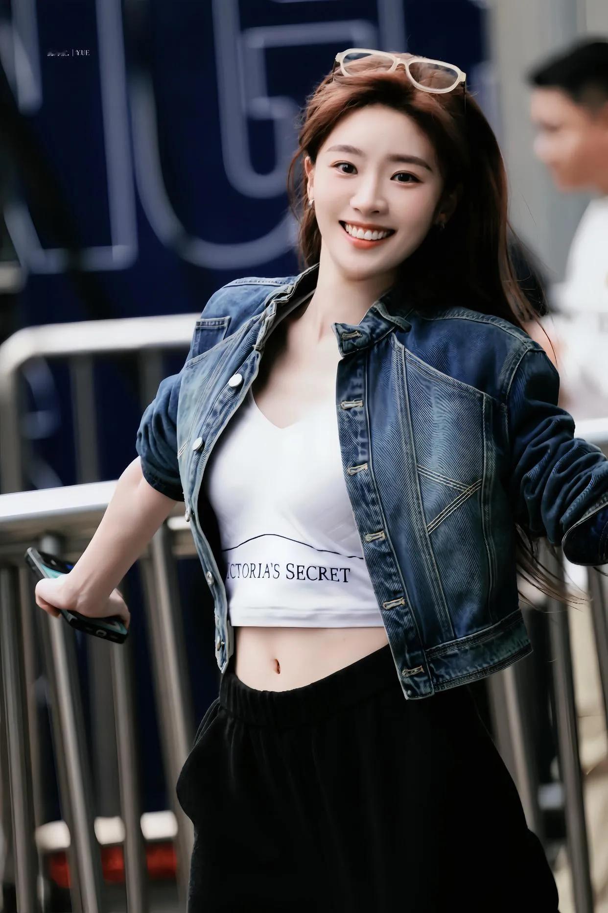 被张月的笑容治愈了！✨谁懂啊！张月这组图太有元气了。短款牛仔夹克随性又遮