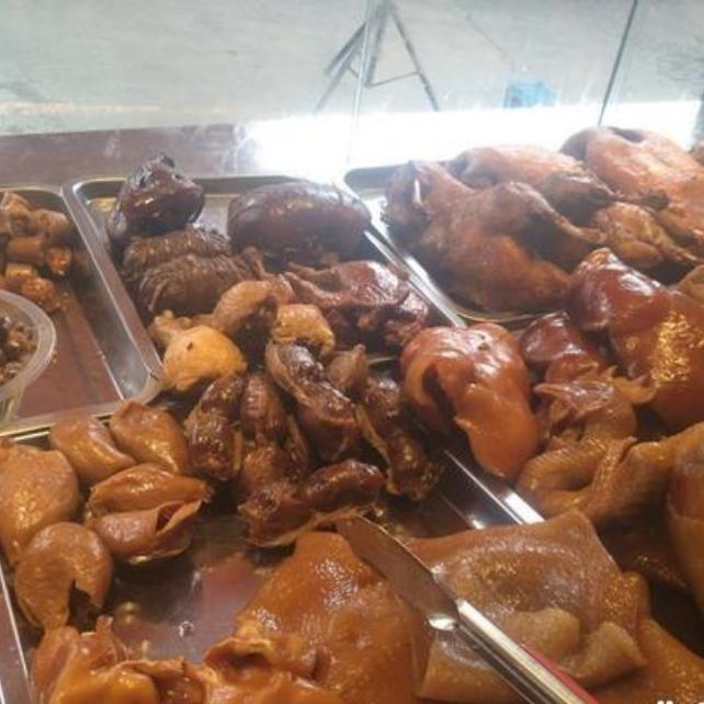 看着真心发酸！务工大爷买卤味时失窃，满心落寞让人心疼熟食店里满满一锅卤肉格