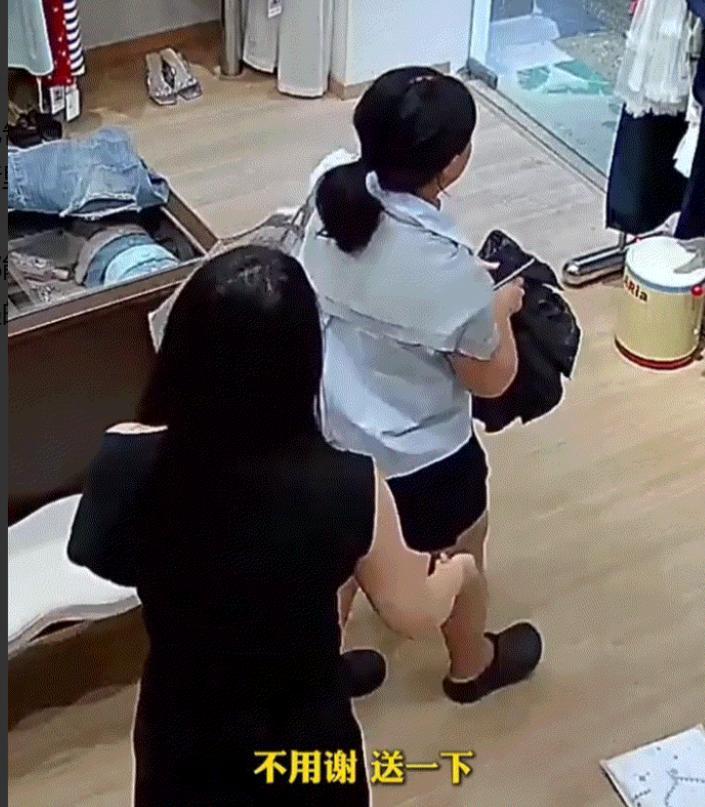 江西暴雨，一女子冲进服装店，试探着问能不能进来躲雨。店主一口答应，又是递纸巾又是
