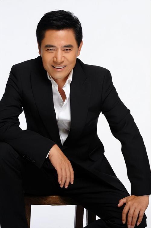 陈宝国直言“没钱没卡”，69岁被传英雄迟暮，三个月后霸气打脸主持人曾问陈宝