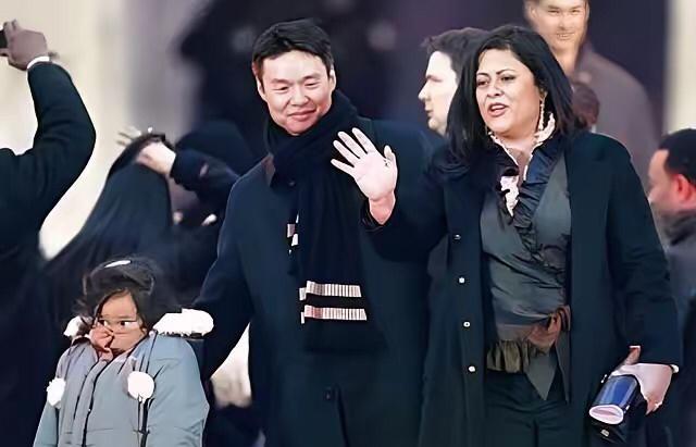 人们都知道奥巴马弟弟找到一个中国妻子，女孩是河南的，他们有一个漂亮女儿，奥迪巴马