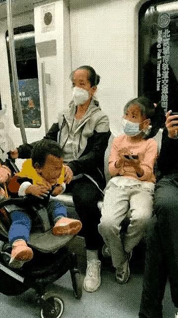 稚子何罪之有呢？一大妈推着婴儿车带着两个孩子坐地铁，不知何故一孩子一直啼哭，生