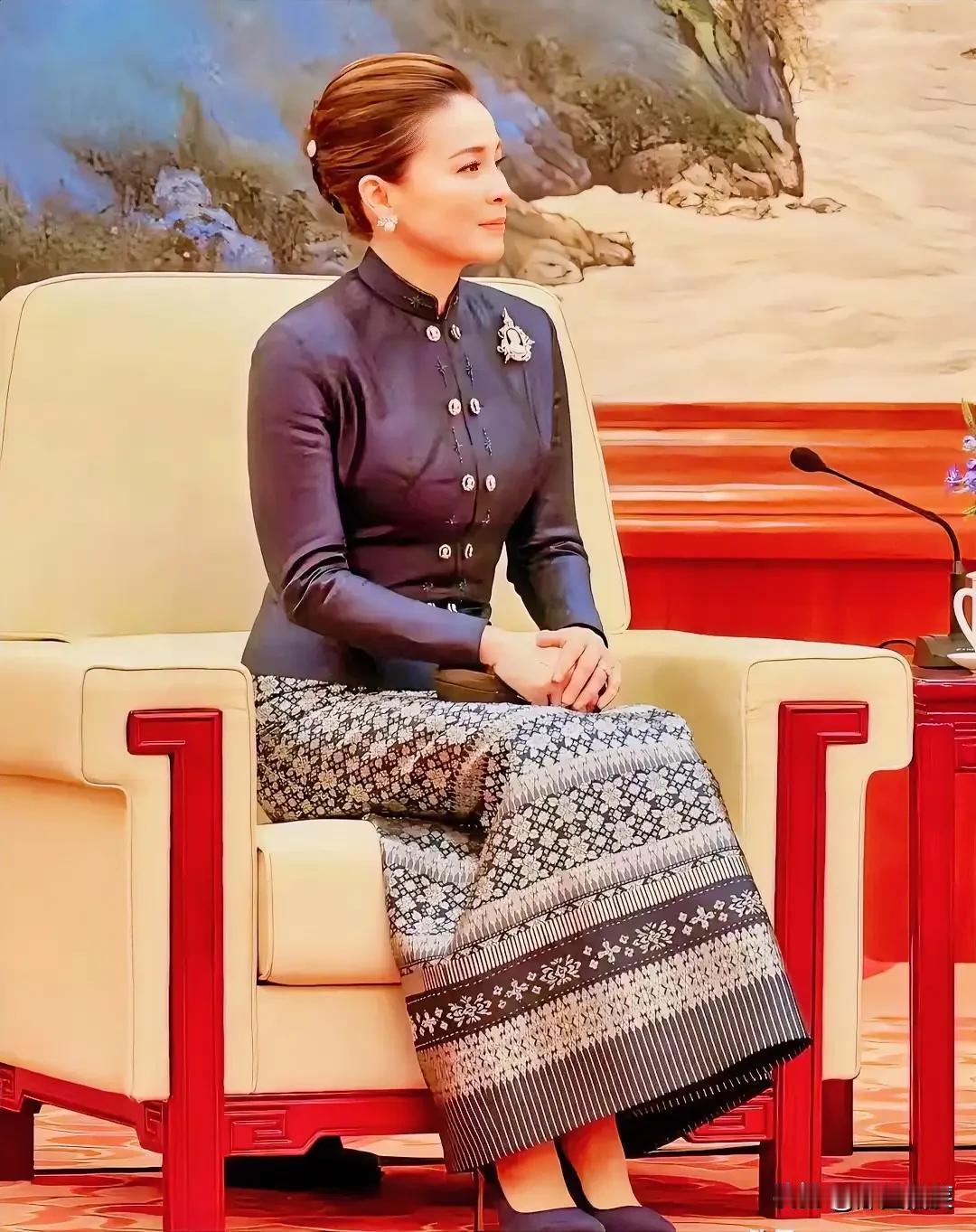 从苏提达的坐姿可以看出，苏提达是个很自律的人，苏提达是个很有涵养的人，苏提