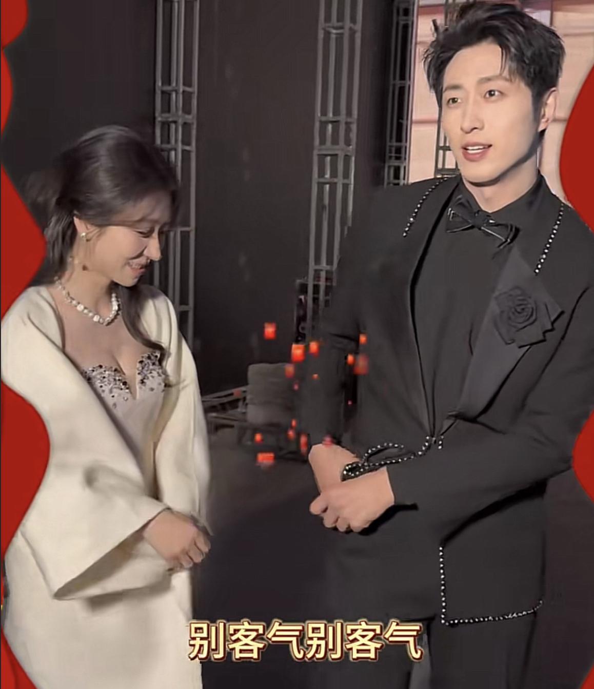哈哈哈哈，王格格和王凯沐在后台的互动太好笑了！！！王格格手心向上一摊对王