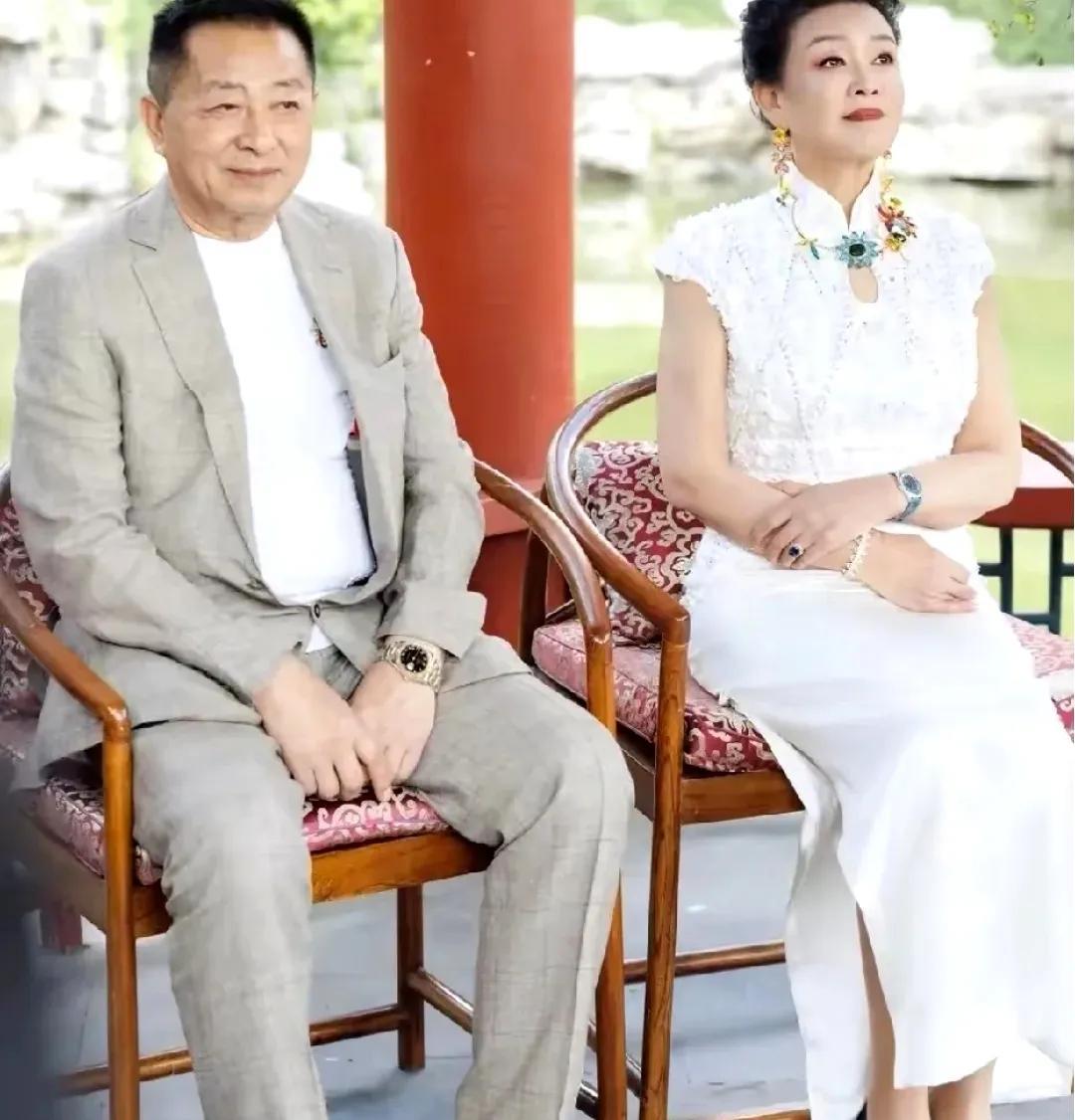 汪小菲结婚，离婚的父母终于合体了，一起参加了儿子的婚礼，还一起拍了照片。之前看