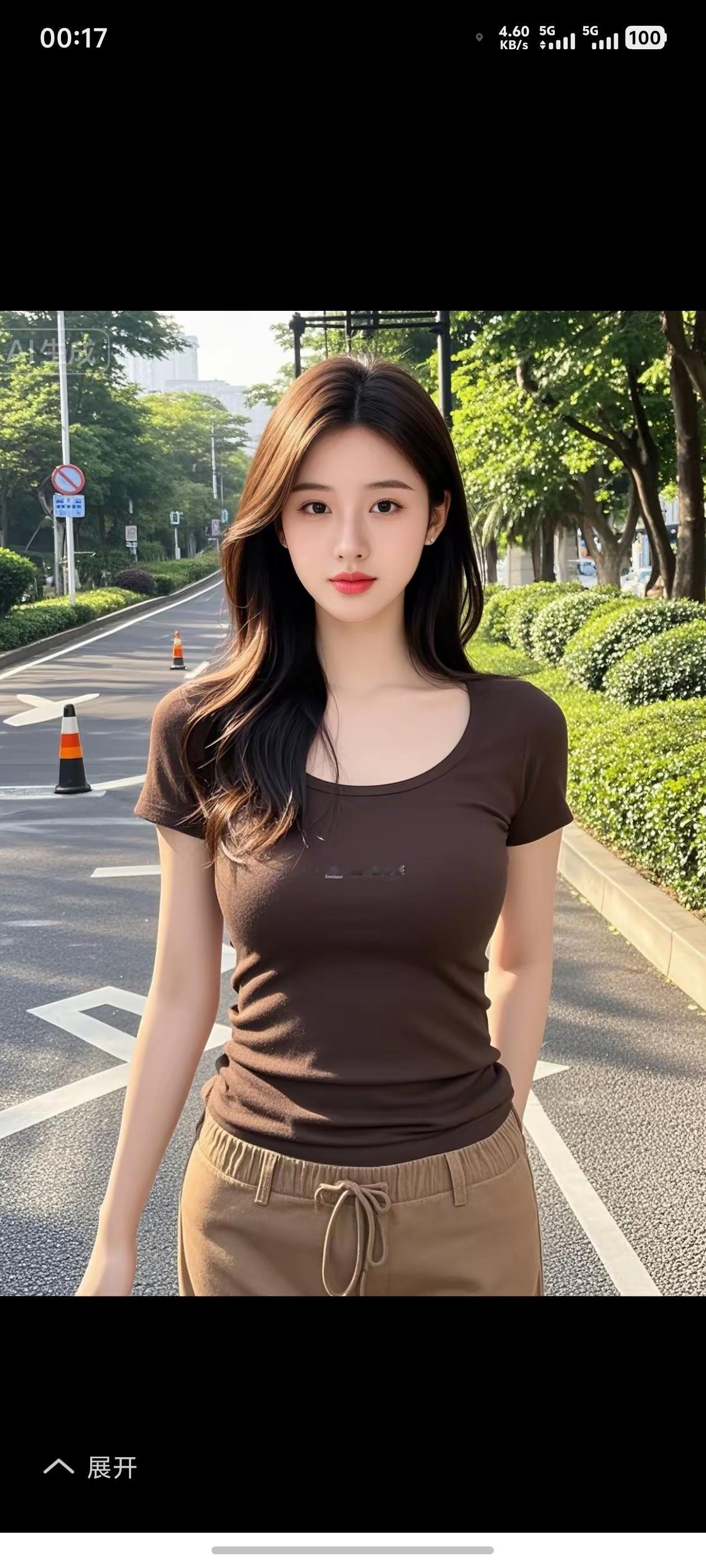 靓女悠然漫步公园，长发在微风中轻轻飘拂，眉眼含笑，穿梭于葱茏草木和绚烂花丛之间。