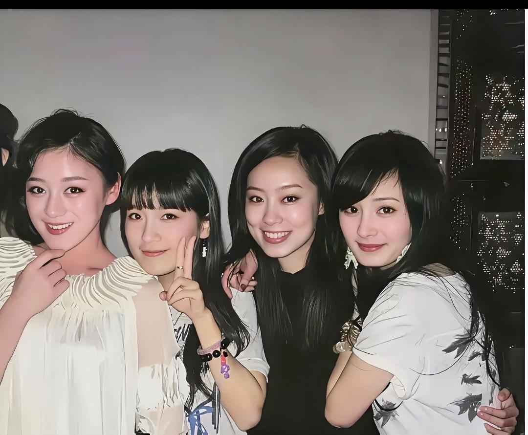 有点意外杨幂、张小斐居然是大学同学张小斐是成熟脸所以一直以为她比杨幂大很多