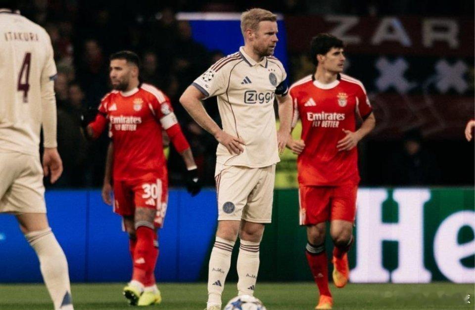 北京时间今天凌晨，阿贾克斯在欧冠联赛阶段第五轮比赛中主场0-2不敌本菲卡。据统计