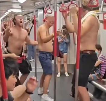 🌞港铁再曝离谱乱象！外籍男子赤裸上身骚扰乘客无人管，双标底线彻底崩塌。