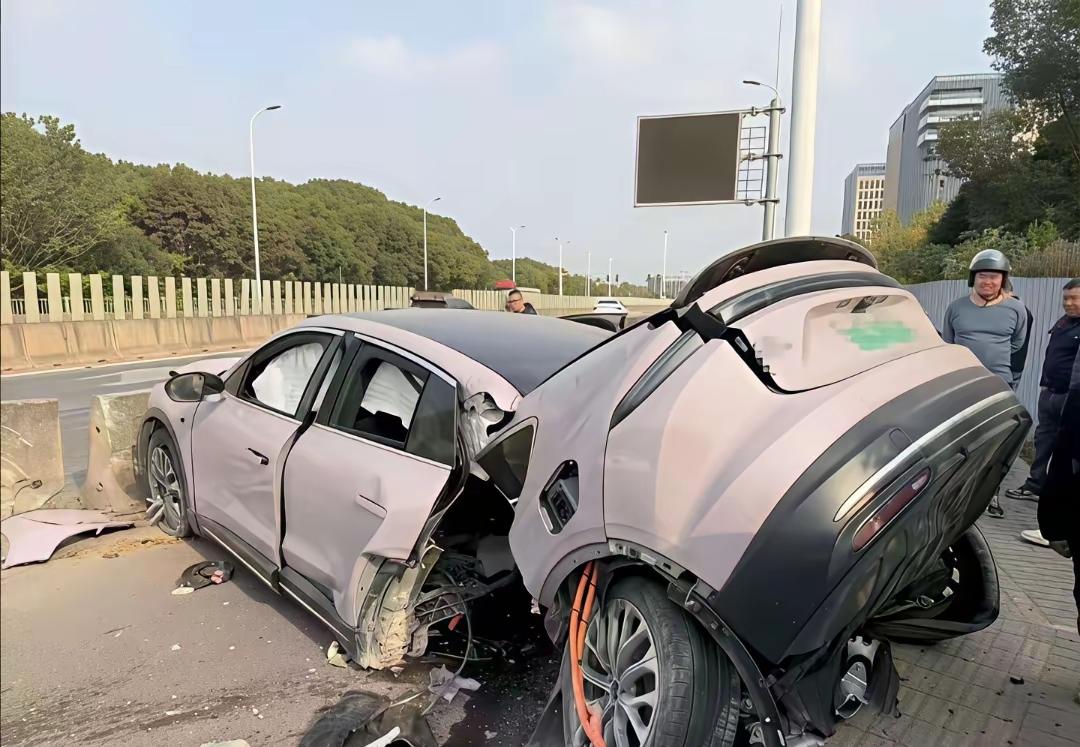 天哪，发生那么大的事故，女孩子好像还很淡定？车子都一分为二了，这车速得多块，还