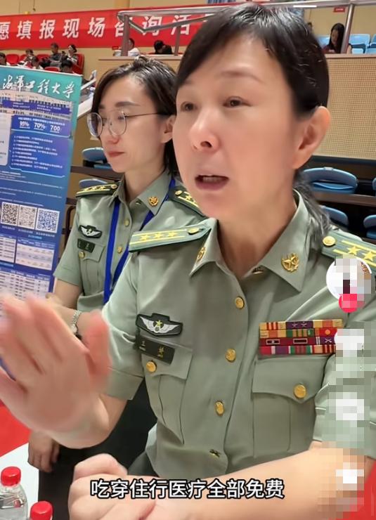 今年军校为啥火到破纪录？从录取那天起，吃住行医疗全包干，每个月还能领一千多津贴。