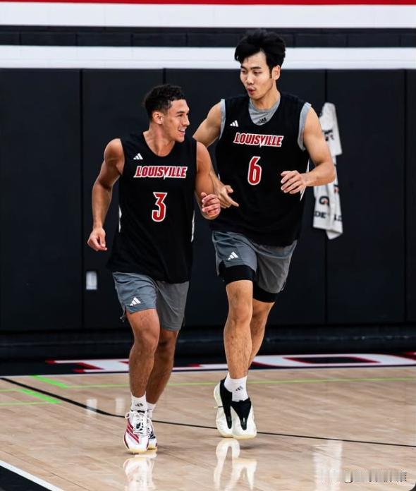 良心劝告！NCAA张博源暂时别回国！男篮这套体系，正在废掉持球锋线！​想认真
