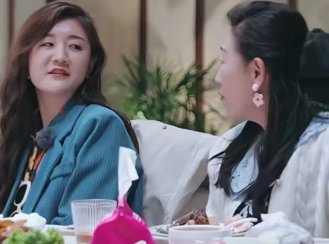 《是女儿是妈妈》讨论女孩子衣服尺码越做越小的事情，陈梦妈妈是不赞成的，她担心的问