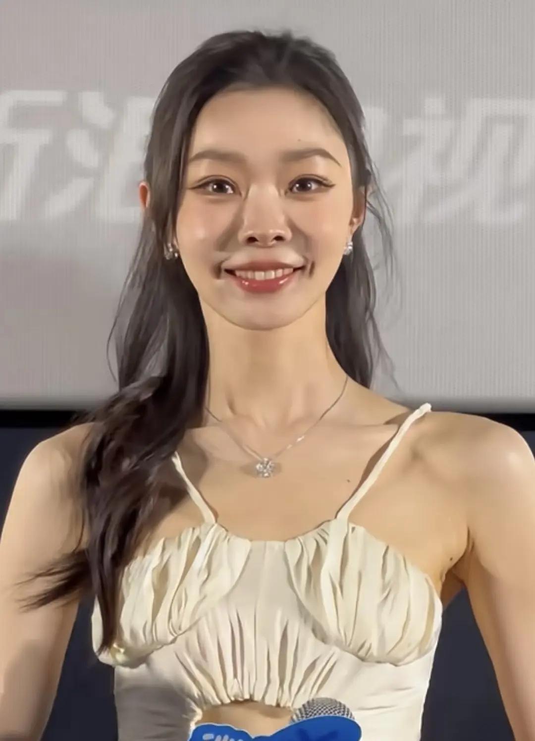 什么？这是宋轶？怎么变成这样子了，这一脸的科技，这跟之前演于曼丽的时候简直两模两