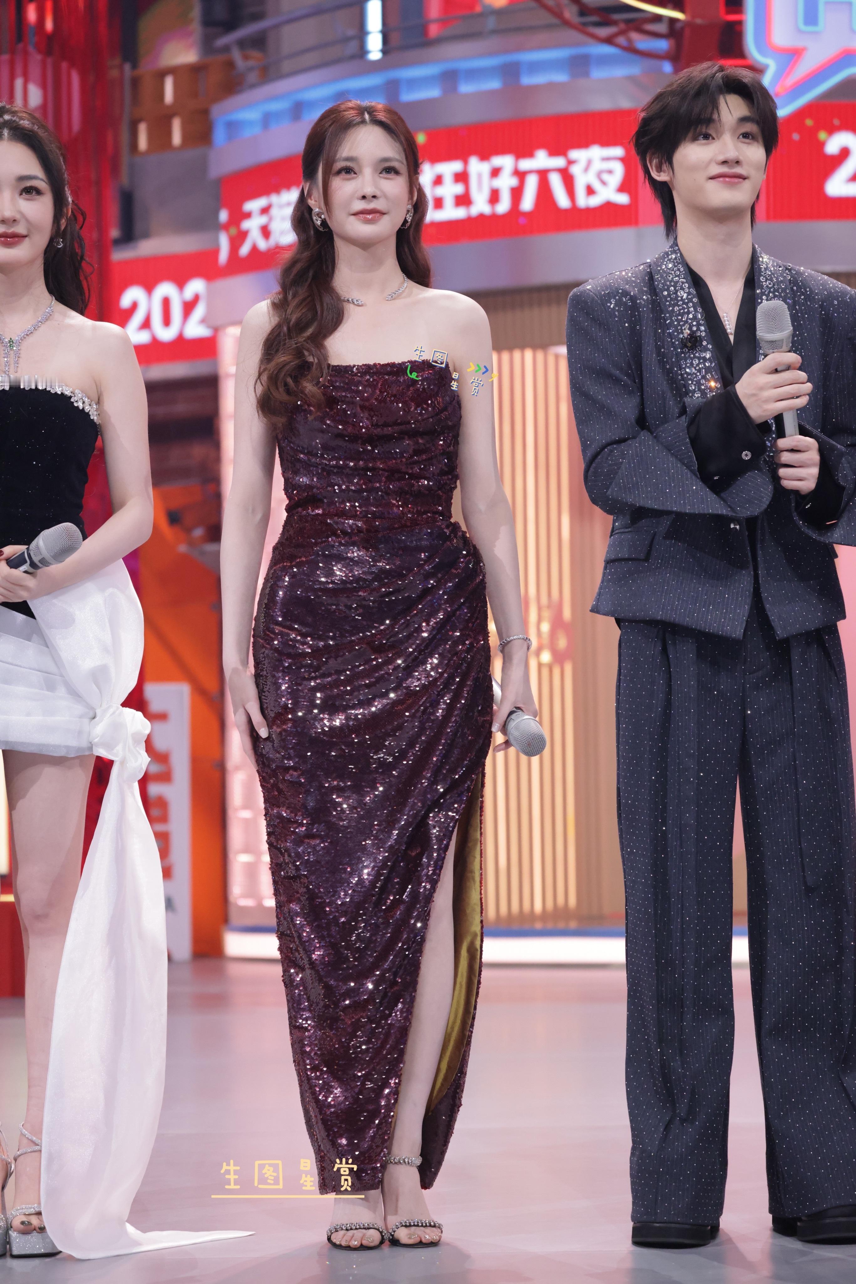 沈梦辰好六夜内场主持酒红色礼服美出高级感🍷