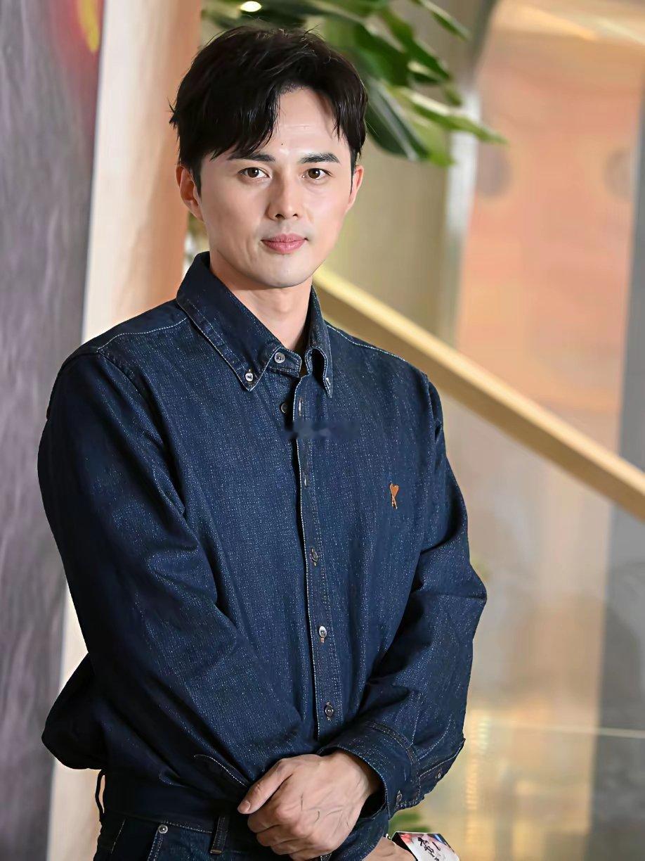 大家不要羡慕41岁的叶祖新了，普通人永远也成为不了他，原因很简单，不是因为他演技