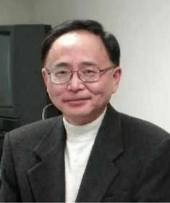江姐独子留美真相曝光！72岁教授含泪回应记者质问，母亲遗书暗藏半世纪秘密