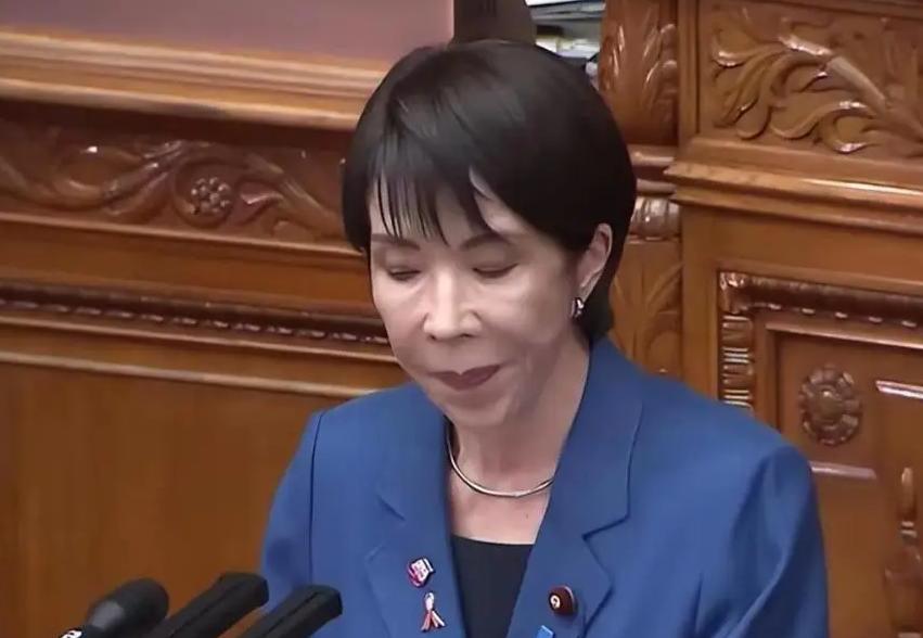 我奶奶压根不知道高市早苗是谁，可当我给奶奶看了她的照片，她居然吓了一跳，还很严肃