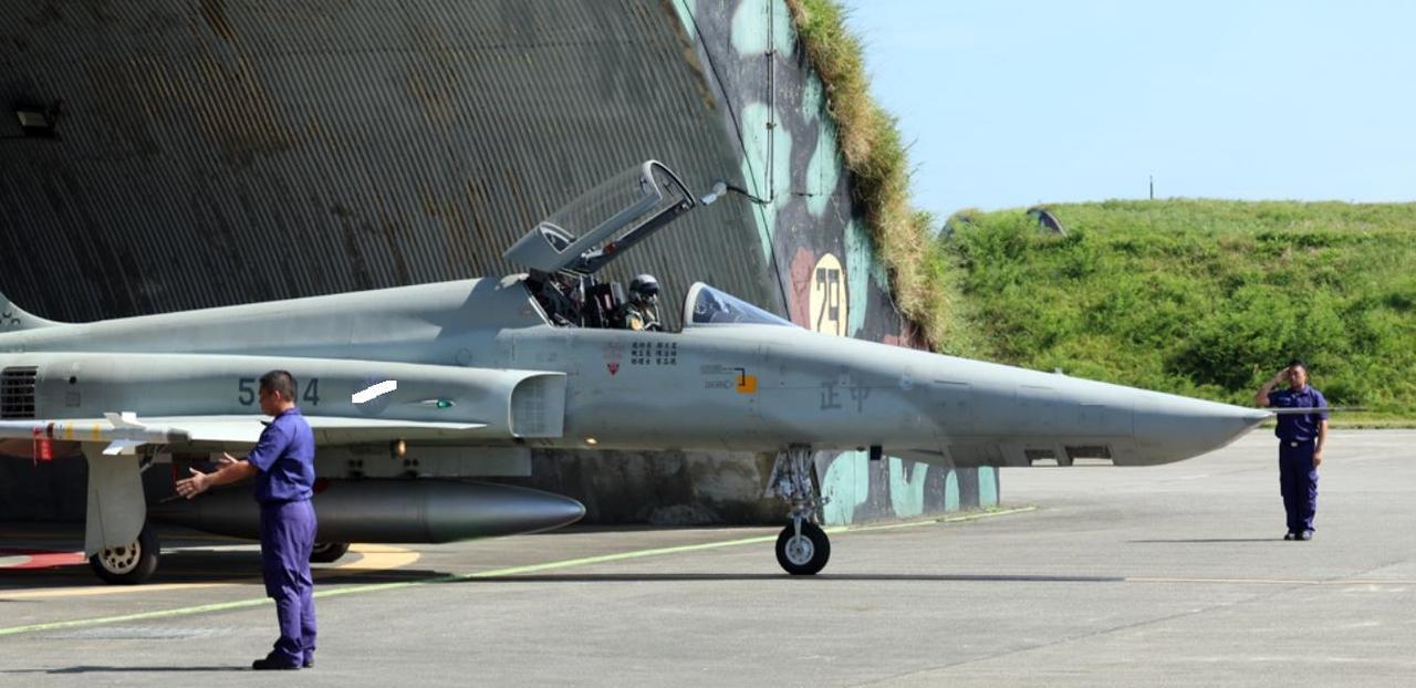 台军F-5轻型战斗机全部退役！F-5轻型战斗机是美国当时专门用来出口的机型，