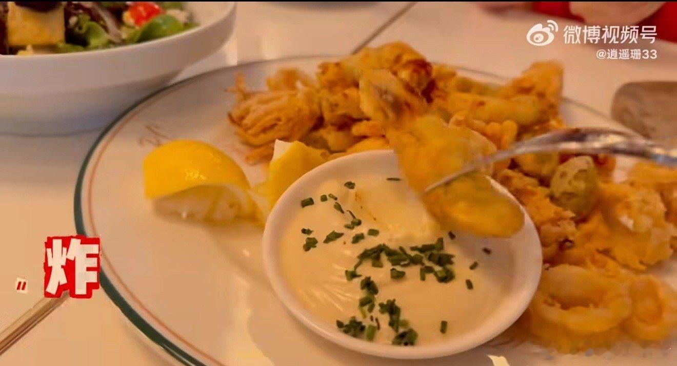 徐冬冬和准婆婆胡燕妮同框画面超有爱！两人都是浓眉大眼的明艳美人，神韵相似，一个优