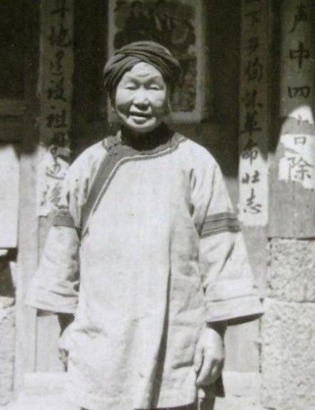 1943年，一个女乞丐正要出城，日军怀疑她是地下党，竟让她当众脱下衣服，这时，女