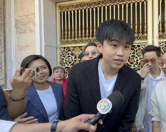泰国前总理英拉的儿子素帕赛，也来接舅舅他信回家，他一出现就成为了媒体关注的焦点。
