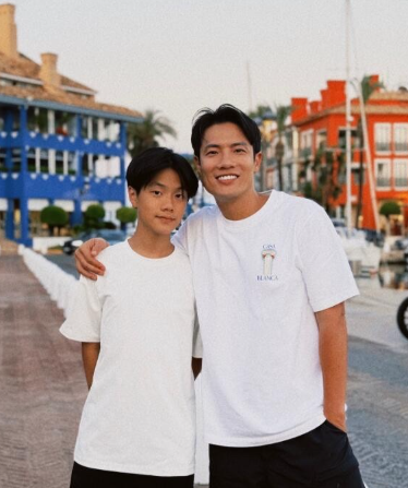 杨千嬅和丁子高的儿子颜值居然没有遗传杨千嬅的，看着很像爸爸，眼睛小小的，但也比较