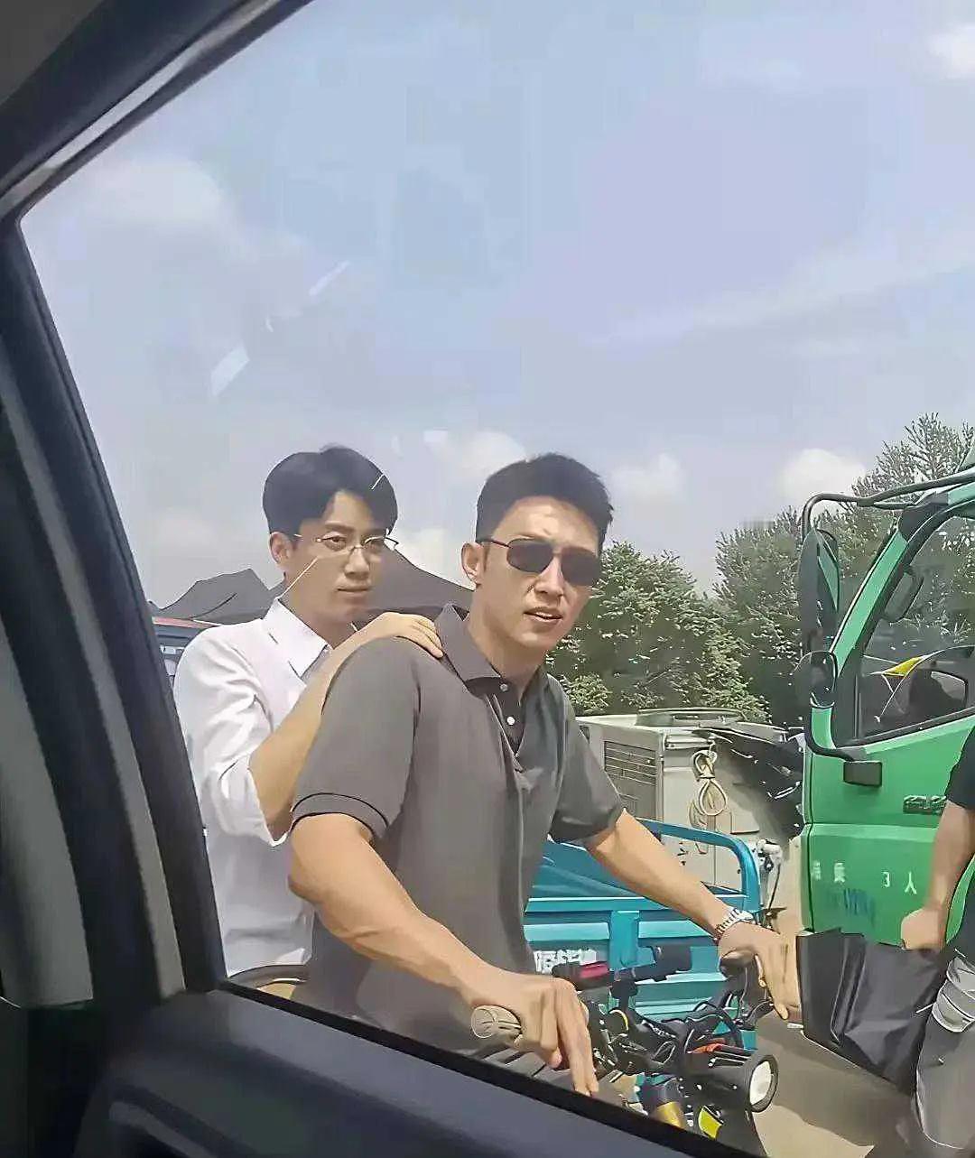 网友偶遇两个很眼熟的人​​​