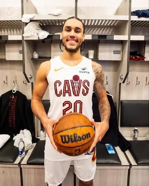 泰森还就适合打首发，打替补就躺平骑士战胜公牛，泰森首发上场23分钟，投篮14