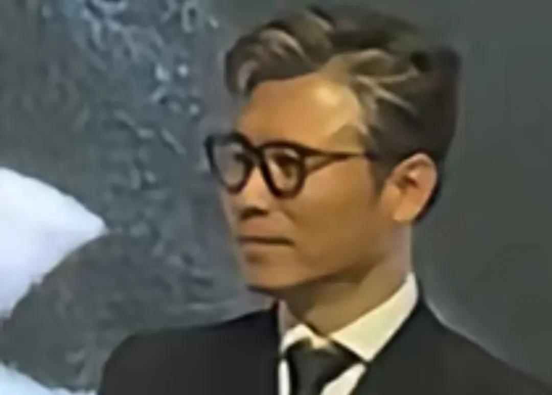 《凡人修仙传》宣传会上，杨洋现场展示施法结印手势，李乃文站在一边忍的很辛苦，最后