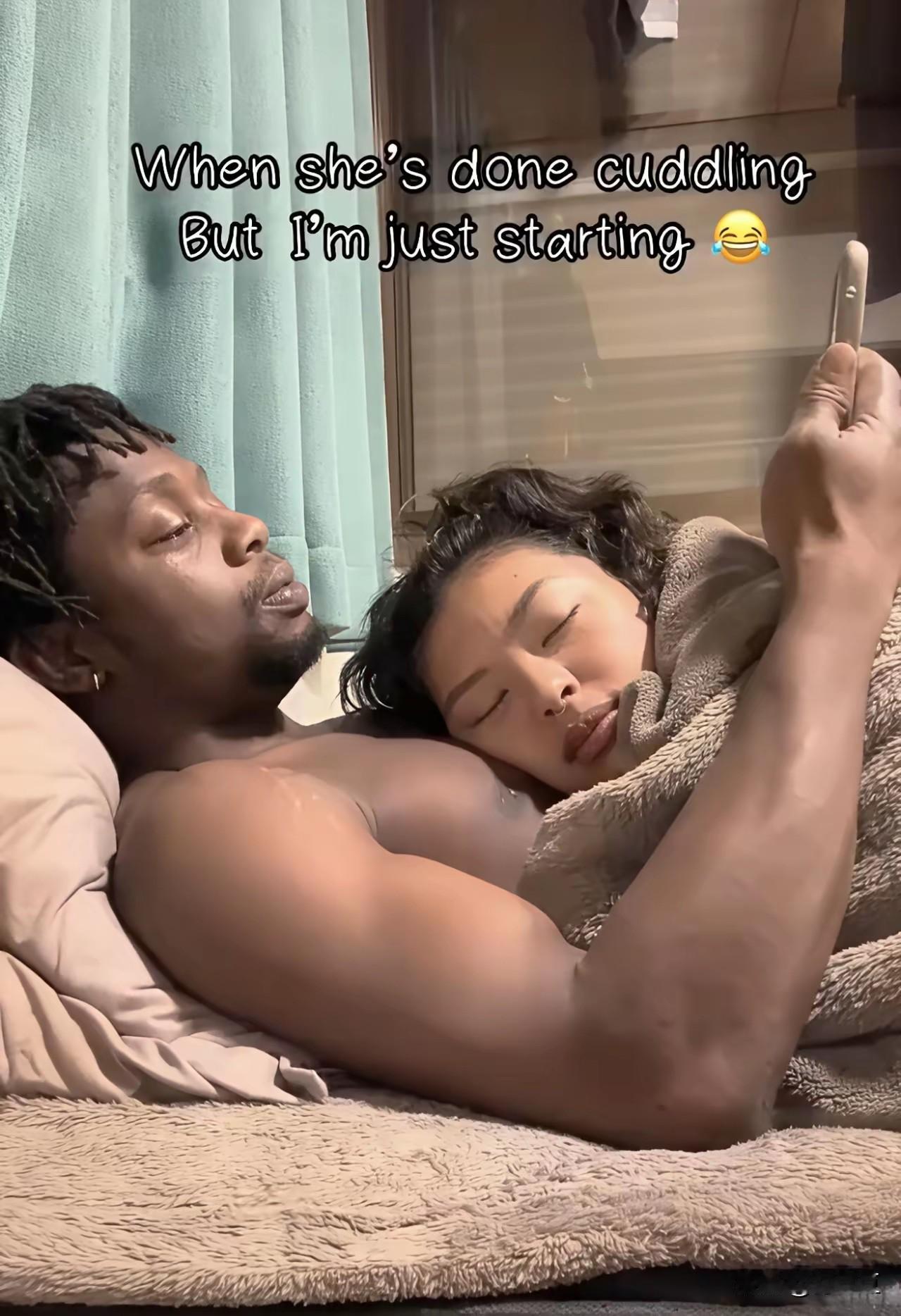 一位黑人发了其与女友的照片！挺亲密，但太私密了，这么发出来真的好吗？可能是我落