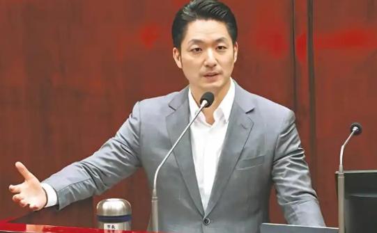 1996年，蒋经国最小的儿子蒋孝勇，癌症晚期，瘦得脱了相，拼着最后一口气开了场发